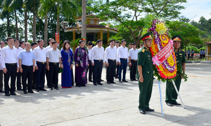 Đồng chí Tòng Thị Phóng cùng đoàn công tác đến dâng hoa, dâng hương tại Nghĩa trang Liệt sỹ Quốc tế Việt - Lào. Ảnh: Thành Duy
