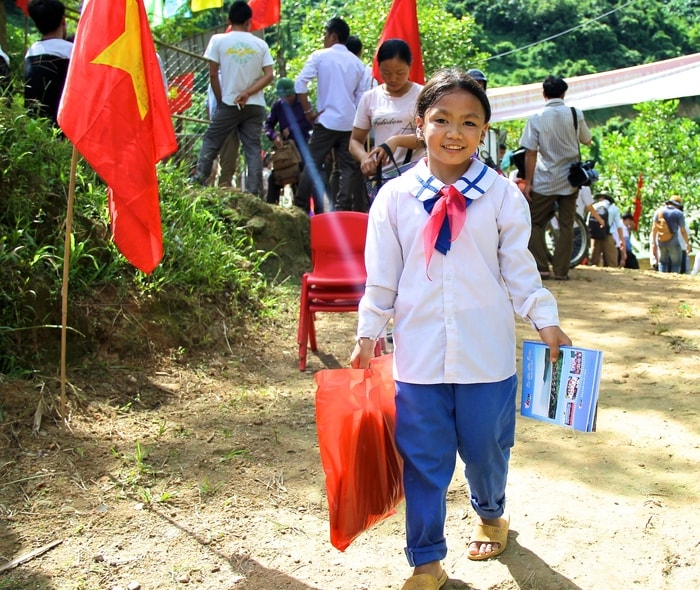 Niềm vui các em học sinh khi nhận được quà năm học mới. Ảnh: Mỹ Nga