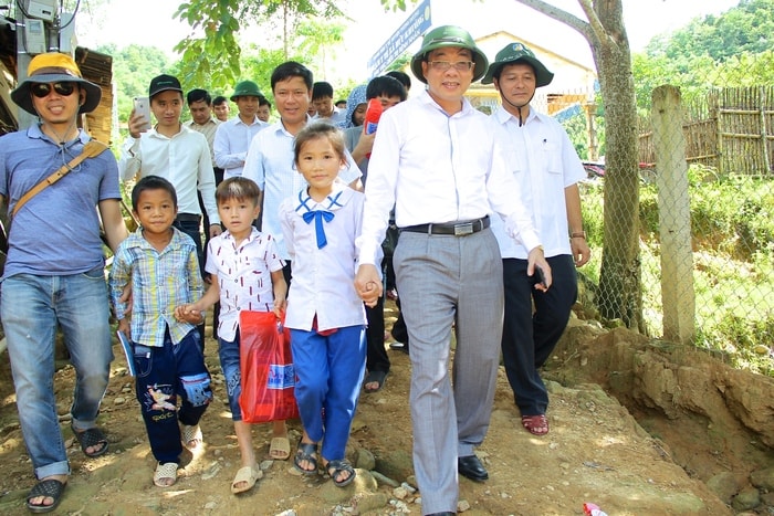 Lãnh đạo tỉnh và huyện cùng về dự ngày khai giảng với thầy trò xã đặc biệt khó khăn Hữu Khuông. Ảnh: Mỹ Nga