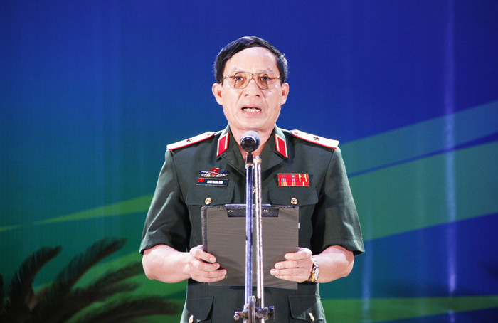 Thiếu tướng Doãn Ngọc Sơn phát biểu chào mừng Đoàn Văn công Quân đội nhân dân Lào. Ảnh: Cảnh Nam