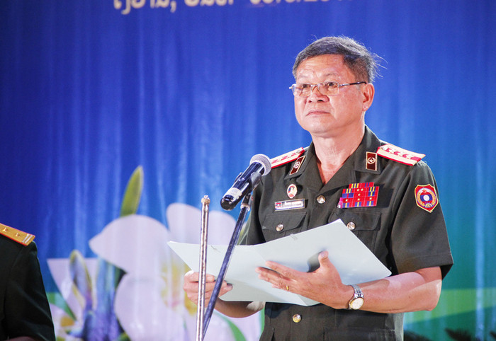 Đại tá Phim - Pha Bun - Nạ - Pha giới thiệu truyền thống 49 năm hình thành và phát triển của Đoàn Văn công Quân đội nhân dân Lào. Ảnh: Cảnh Nam  