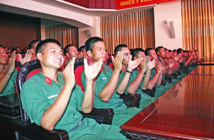 Các tiết mục văn nghệ đem đến một không khí thực sự đoàn kết, hữu nghị, là dịp để các chiến sỹ trẻ hiểu thêm về tình hữu nghị Việt Nam - Lào. Ảnh: Cảnh Nam