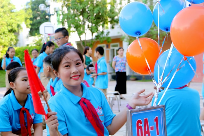 Học sinh Trường Phổ thông chất lượng cao Phượng Hoàng (TP. Vinh) chào năm học mới. Ảnh: Lâm Tùng