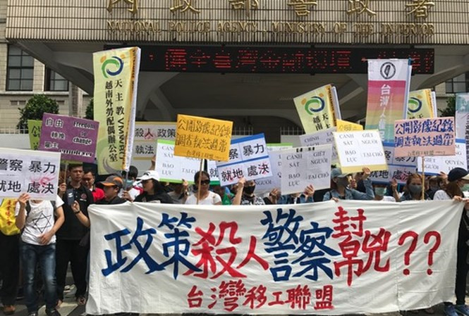 Vụ biểu tình trước trụ sở cảnh sát Đài Loan vì vụ anh Nguyễn Quốc Phi bị bắn chết với 9 phát đạn. Ảnh: Taiwan News