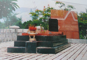 Mộ của đồng chí Lê Hồng Phong tại Nghĩa trang Hàng Dương, Côn Đảo. Ảnh tư liệu