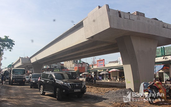 Tiến độ thi công dự án nút giao khác mức tại Quỳnh Lưu đang bị chậm do ách tắc trong GPMB. Ảnh: Phú Hương