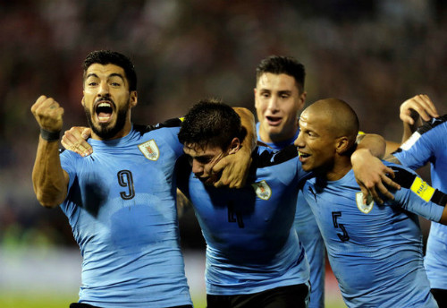 Suarez và các đồng đội ăn mừng chiến thắng. Ảnh: Reuters.