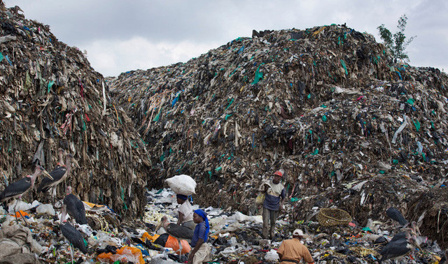 Một bãi rác thải chứa đầy túi nhựa ở Kenya. 