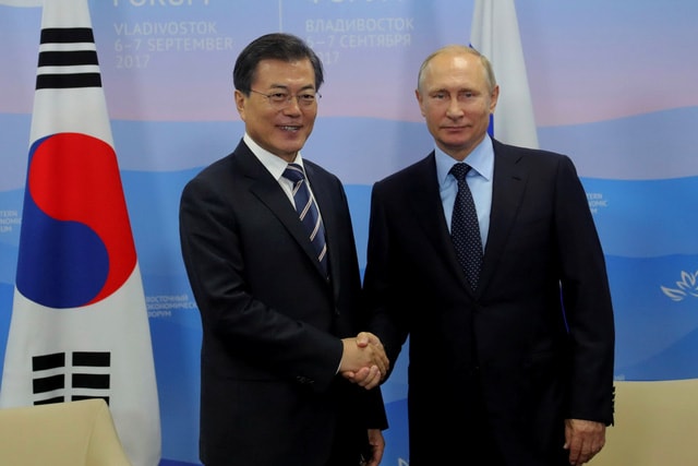 Tổng thống Putin (phải) trong cuộc gặp với người đồng cấp Hàn Quốc ngày 6-9 tại thành phố Vladivostok - Ảnh: REUTERS