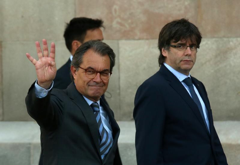 Thủ hiến vùng Catalonia Carles Puigdemont (phải) kêu gọi tổ chức cuộc trưng cầu ý dân vào ngày 1/10 tới.  Ảnh Reuters