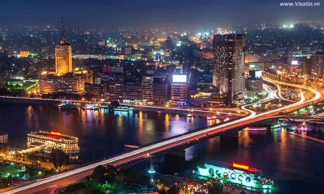 Cairo là thành phố lớn nhất ở Châu Phi và lớn thứ 19 trên thế giới. Thành phố này được bao bọc bởi dòng sông Nile nổi tiếng. Người Ai Cập cổ đại đã lựa chọn sông Nile làm nơi định cư và đối với họ con sông này là rất đổi thiêng liêng. Các hoạt động lễ hội và cúng tế ở đất nước này đa phần đều được diễn ra trên dòng sông Nile. Đi dạo quanh thành phố Cairo và ngắm ánh hoàng hôn nhuộm vàng cả con sông huyền thoại chính là một trải nghiệm thú vị khi du lịch đến thủ đô của quốc gia này.