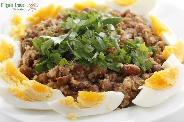 Ful medames là một trong những món ăn nổi tiếng của Ai Cập, bao gồm đậu fava nấu với các loại gia vị và dầu ôliu. Các loại đậu khô thường được nấu chín qua đêm và phục vụ vào buổi sáng với trứng và bánh mì pita. Đến Ai Cập bạn nên thưởng thức món ăn nổi tiếng mà rất dân dã này. Thông thường Ful medames được dùng cho bữa sáng, tuy nhiên thì bạn có thể mua vào bất cứ thời gian nào trong ngày, trong các cửa hàng nhỏ hè phố hay trong các nhà hàng phục vụ  món ăn địa phương và trung đông.