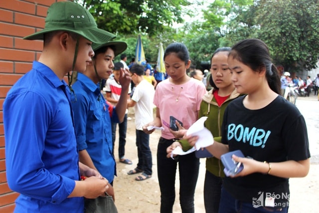 Thanh niên tình nguyện tiếp sức mùa thi. Ảnh: tư liệu