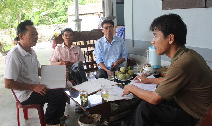 Bí thư Chi bộ thôn 21 ông Nguyễn Đức Tụy (bìa trái) cùng người dân thôn 21 trao đổi nội dung sự việc cùng phóng viên Báo Nghệ An. Ảnh: L.B