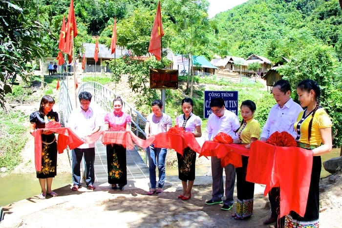 Phó Bí thư Tỉnh uỷ Nguyễn Văn Thông và Bí thư Huyện uỷ Tương Dương Phạm Trọng Hoàng cùng cắt băng khánh thành cầu Niềm tin. Ảnh: Mỹ Nga