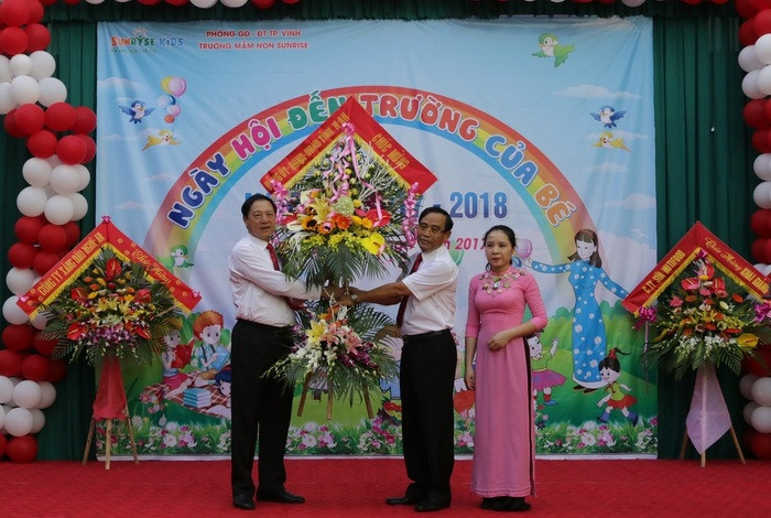 Đồng chí Lê Minh Thông tặng lãng hoa chúc mừng tập thể nhà trường nhân dịp năm học mới 2017 - 2018. Ảnh: Mỹ Hà