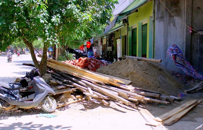 Tại thị trấn Kim Sơn, hiện có nhiều hộ dân đang thi công nhà ở, lấn chiếm vỉa hè thành điểm tập kết vật liệu xây dựng. Ảnh: Quang An