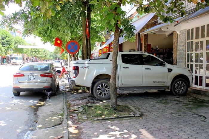 Vào giờ trưa, vỉa hè tại khối 5, thị trấn Kim Sơn cũng trở thành điểm đỗ xe ô tô choán hết cả đường đi. Ảnh: Quang An