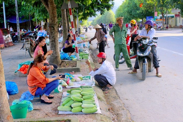 Vào buổi chiều, vỉa hè tại trung tâm thị trấn tập trung rất nhiều hộ dân bán rau, củ quả; lượng người đi đường ghé vào mua rất đông, gây mất an toàn giao thông và mỹ quan đô thị. Điều đáng nói là thực trạng này diễn ra thường xuyên, không được xử lý triệt để. Ảnh: Quang An