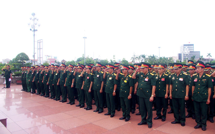 Đoàn đại biểu nghiêm trang, thành kính làm lễ tưởng niệm Chủ tịch Hồ Chí Minh. Ảnh: Hùng An