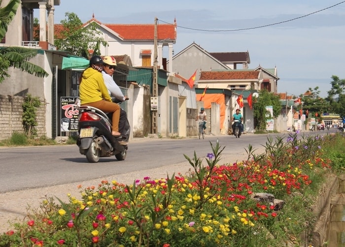 Xây dựng đường xanh - sạch - đẹp, đoạn đường nở hoa góp phần làm đẹp cho làng xóm, quê hương làng Quỳnh; xứng danh với xã đạt chuẩn nông thôn mới. Ảnh: Việt Hùng