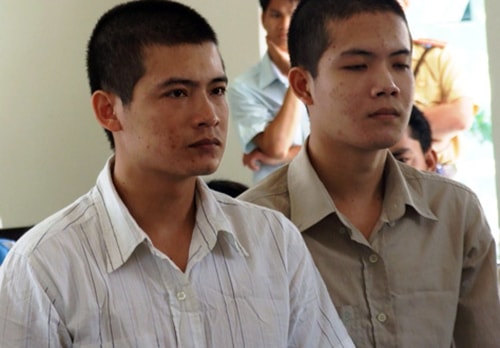 Lâm và Hùng tại tòa trong vụ án 7 năm trước ở Bình Dương. Ảnh: Nguyệt Triều.