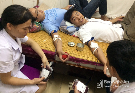Các y bác sĩ Bệnh viện Đa khoa Thanh Chương nhanh chóng có mặt hiến máu cứu sản phụ đang nguy kịch