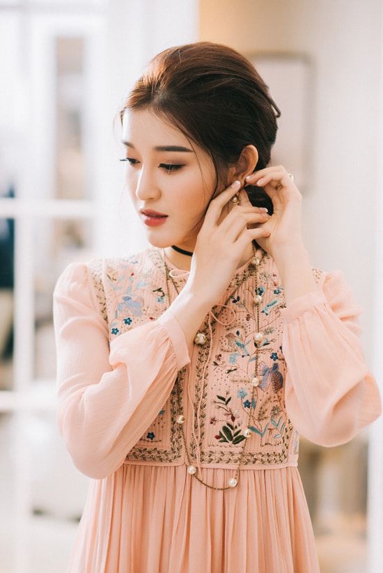 huyen-my-dau-tu-loat-do-hieu-cho-hoa-hau-hoa-binh-the-gioi-2017-2