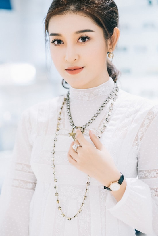 huyen-my-dau-tu-loat-do-hieu-cho-hoa-hau-hoa-binh-the-gioi-2017-6