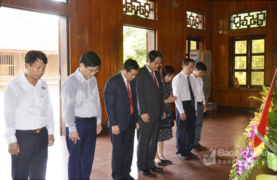 Đoàn đại biểu tưởng niệm bày tỏ lòng thành kính biết ơn sâu sắc tới các anh hùng liệt sỹ Truông Bồn.