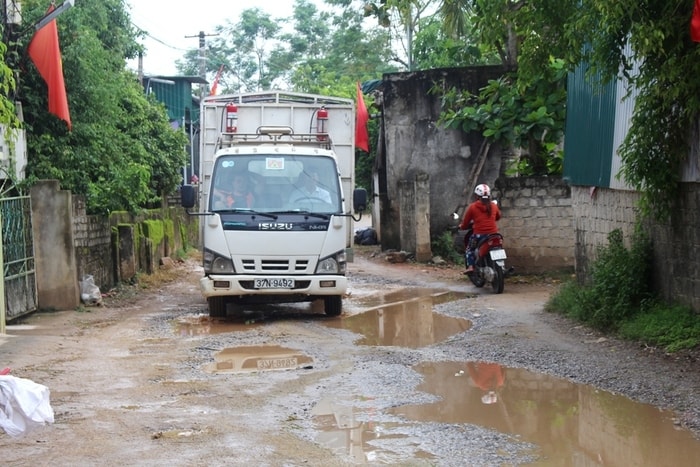 Do đây là con đường nối xuống cảng cá Lạch Thơi và khu đóng tàu Quỳnh Thọ nên hàng ngày mật độ xe đi lại rất đông. Ảnh: Việt Hùng