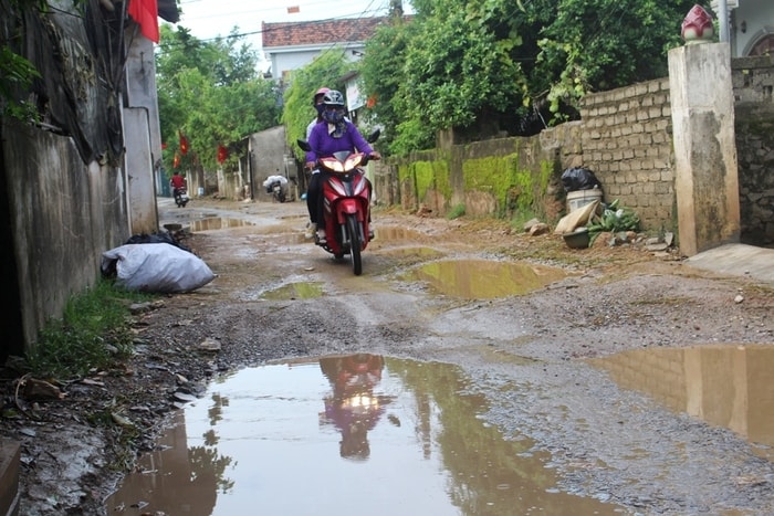 Người dân 'thấp thỏm' khi lưu thông qua đoạn đường này. Ảnh: Việt Hùng