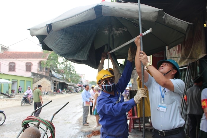 Đợt ra quân này thị trấn Cầu Giát huy động hơn 100 thành viên tham gia; nhằm hỗ trợ các hộ dân tháo dỡ nhà cửa, chặt cây cối. Ảnh: Lê Nhung