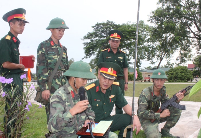 Đoàn kiểm tra tại đơn vị Tiểu đoàn 18 thông tin. Ảnh: Hữu Tân