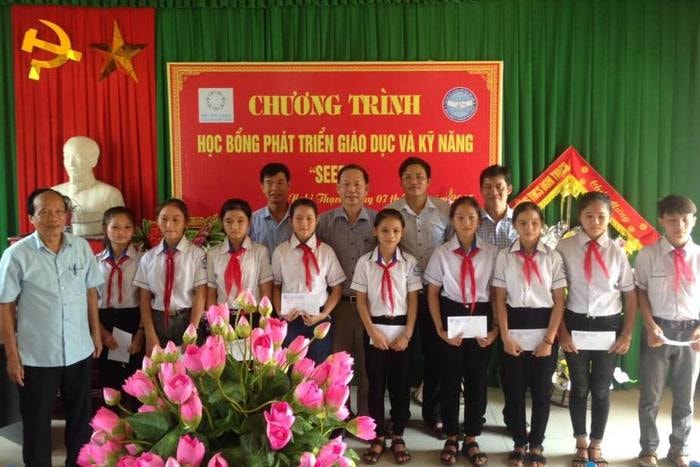 Trao học bổng cho học sinh nghèo ở xã Nghi Thạch.