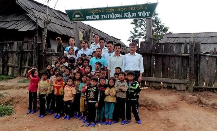 Các thầy giáo ở điểm trường Nậm Tột, Trường tiểu học Tri Lễ, huyện Quế Phong.