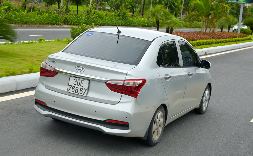 Hyundai Grand i10 2017 có cả kiểu dáng sedan lẫn hatchback. Phiên bản sedan có lợi thế về không gian nội thất, cốp để đồ rộng rãi. Phóng viên chạy thử chiếc Grand i10 1.2AT. Ở phiên bản này ghế lái vẫn chỉnh tay, điều hòa chỉnh tay. Mặc dù vậy, xe có tính năng khởi động bằng nút bấm và chìa khóa thông minh thay cho chìa khóa cơ.