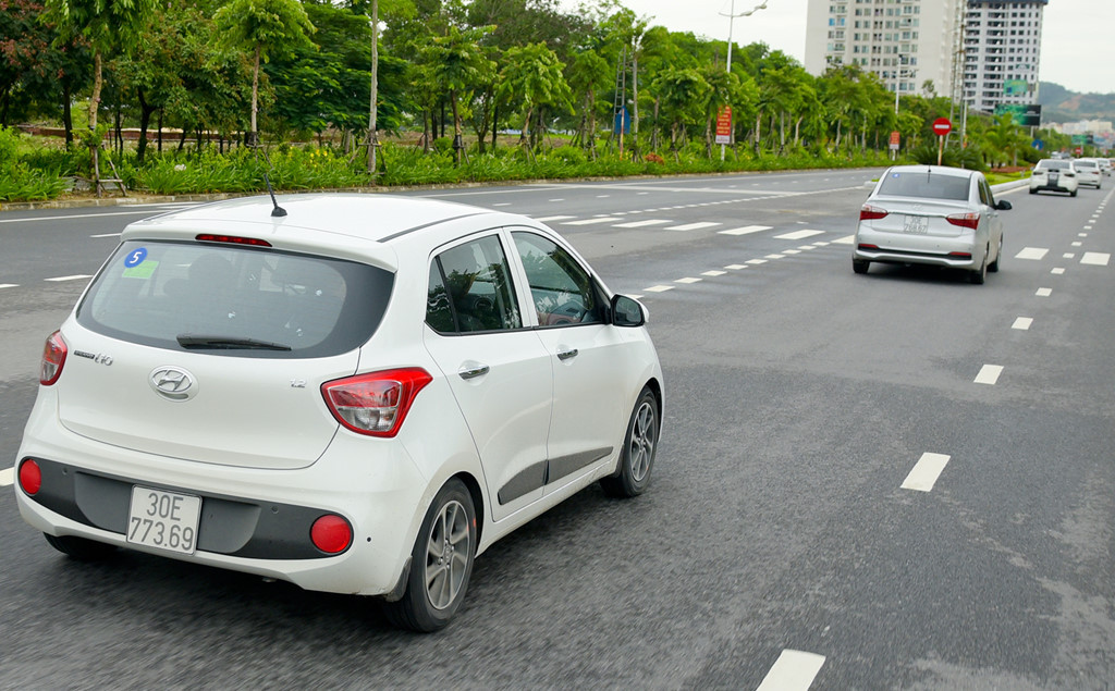 Về cơ bản, Hyundai Grand i10 là một mẫu xe đô thị tiết kiệm nhiên liệu. Bất chấp kiểu dáng chưa thực sự bắt mắt, xe phát huy khả năng vận hành với các chế độ lái khác nhau, khả năng tăng tốc, số tay thể thao hay sự ổn định ở tốc độ cao. Hyundai Grand i10 lắp ráp hiện có giá bán từ 340 đến 435 triệu đồng.
