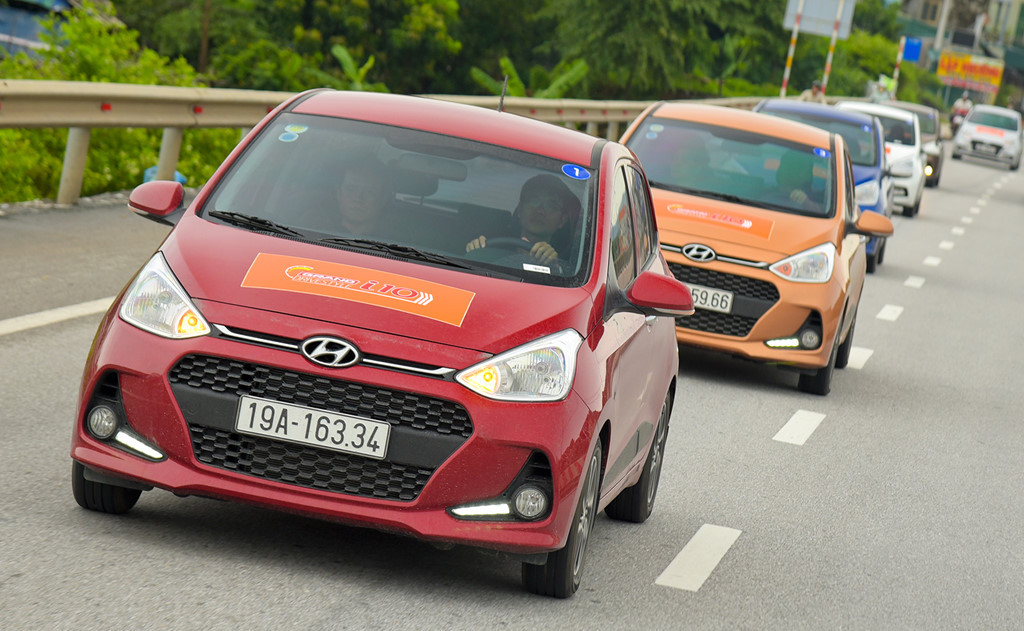 Sau thời gian nhập khẩu nguyên chiếc từ Ấn Độ, Hyundai Grand i10 phiên bản nâng cấp mới đã bắt đầu được lắp ráp tại Việt Nam và bán ra thị trường từ cuối tháng 7. Theo nhà phân phối, việc đưa vào lắp ráp giúp giá thành của Grand i10 giảm khoảng 10% so với trước đây, qua đó tăng thêm sức cạnh tranh cho mẫu xe nhỏ này.