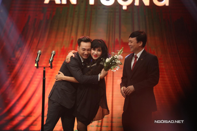 Thành Trung hạnh phúc ôm chầm lấy ca sĩ Thanh Lam khi nhận giải MC ấn tượng.