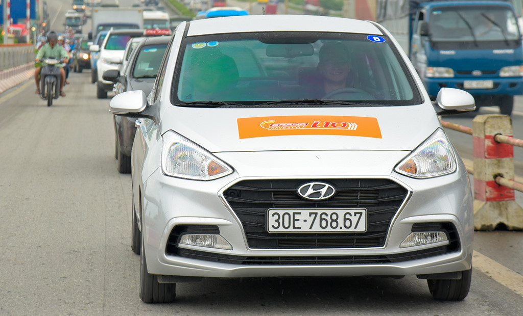 Trong lần chạy thử với quãng đường hơn 300 km từ Hà Nội đi Hạ Long và ngược lại, Hyundai Grand i10 2017 phát huy điểm mạnh là khả năng tiết kiệm nhiên liệu tối ưu, cảm giác lái thoải mái cùng tiện ích bản đồ chỉ đường. Mặc dù vậy, kiểu dáng tổng thể của dòng xe này chưa thực sự mềm mại và thanh thoát dù đã được tinh chỉnh một số chi tiết ngoại thất.