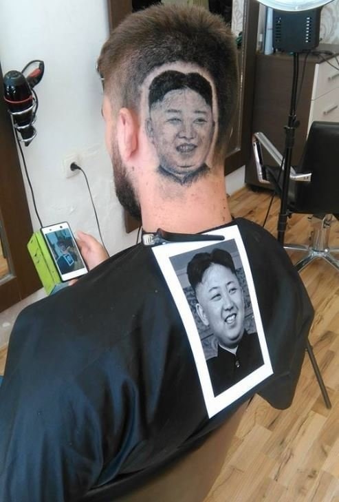 Cat toc ra hinh khuon mat Kim Jong-un tren dau khach