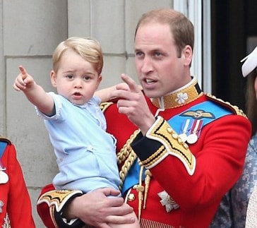 Hoàng tử William bế con trai, Hoàng tử nhí George, ở ban công cung điện Buckingham khi theo dõi sự kiện Trooping the Colour ở London ngày 13/6/2015.