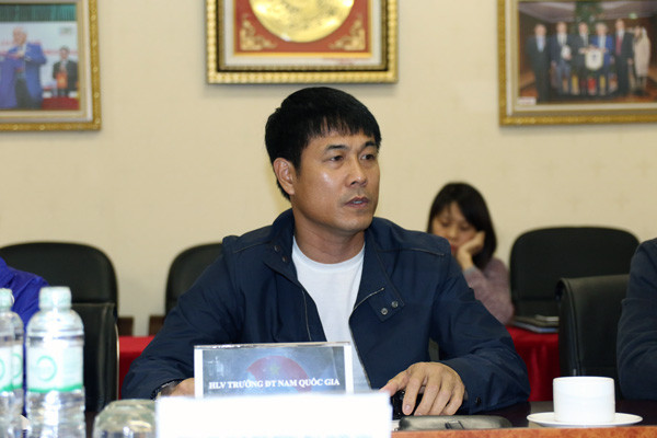 HLV Nguyễn Hữu Thắng đang đối diện với cuộc khủng hoảng tâm lý vì những tin đồn thất thiệt. Ảnh: Internet.