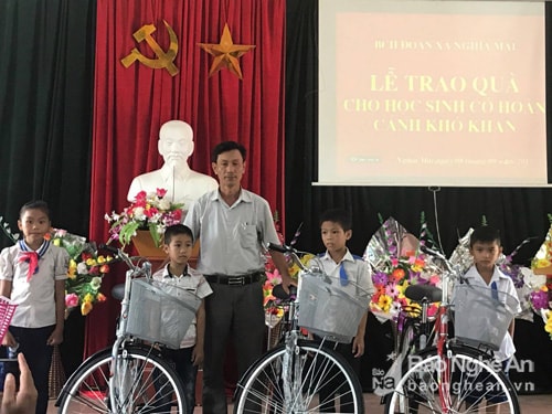 Trao xe đến trường cho các em học sinh nghèo học giỏi
