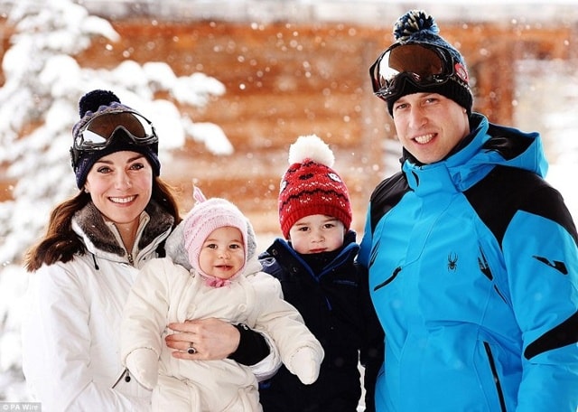 Vợ chồng Công nương Kate Middleton, Hoàng tử William bế hai con là Hoàng tử nhí George và Công chúa Charlotte khi cả gia đình đi nghỉ dưỡng hồi đầu năm nay.