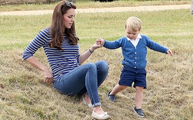 Hoàng tử William vui đùa cùng mẹ, công nương Kate Middleton.