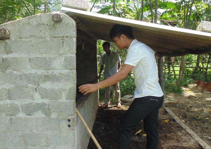 Ban quản lý thôn bản bản Thạch Sơn, xã Thạch Ngàn (Con Cuông) kiểm tra và nghiệm thu công trình chuồng chăn nuôi lợn. Ảnh: Tường Vi