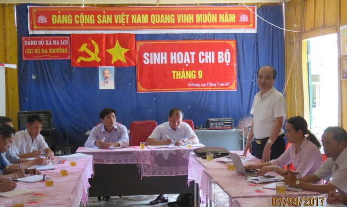 Đồng chí Nguyễn Thanh Hoàng-Phó bí thư Huyện ủy, Chủ tịch UBND huyện phát biểu tại buổi sinh hoạt Chi bộ bản. Ảnh 