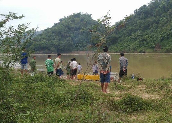 Gia đình đang làm lễ mai táng cho ông Thám. Ảnh: Trần Lê